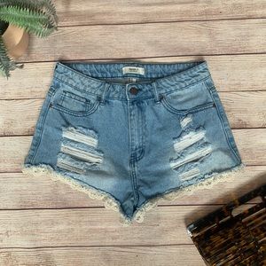 ✨5/$25✨ XXI • light distressed boyfriend shorts